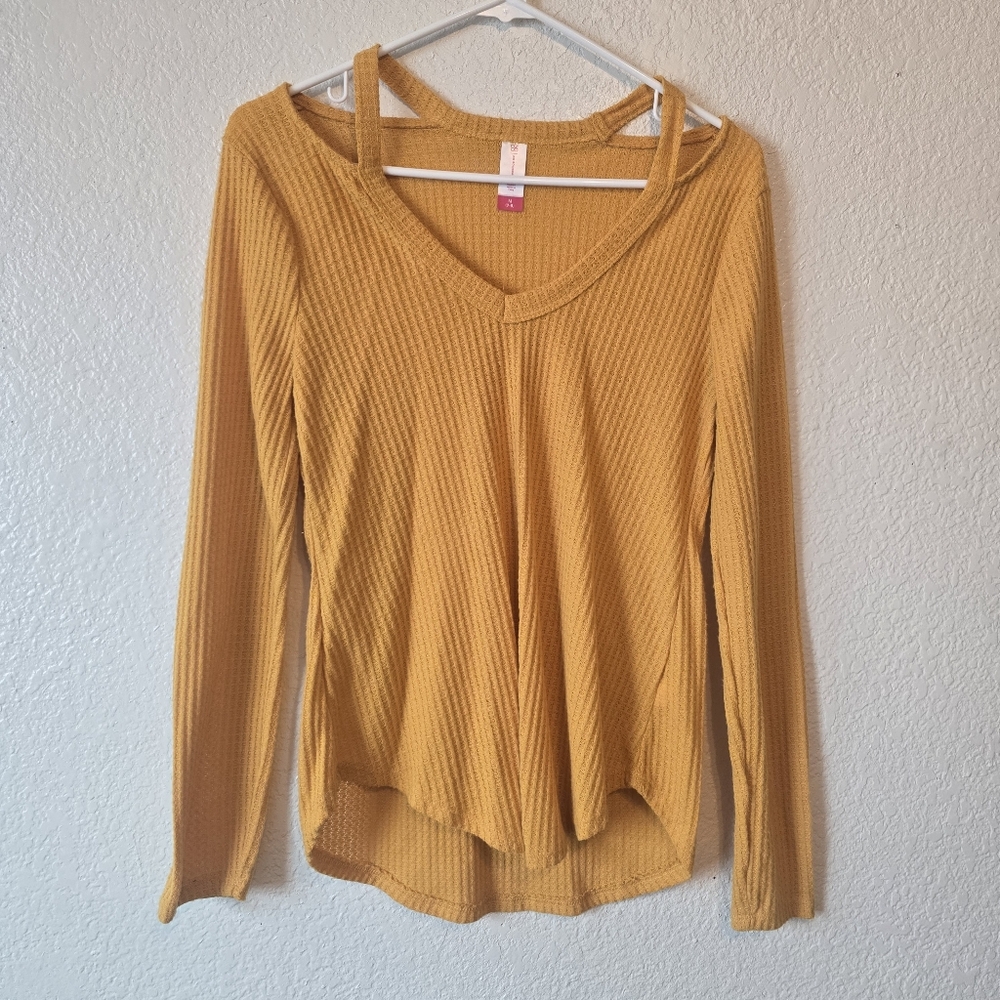 New Never worn no boundaries M waffle knit cut out shoulder high low long-sleeve